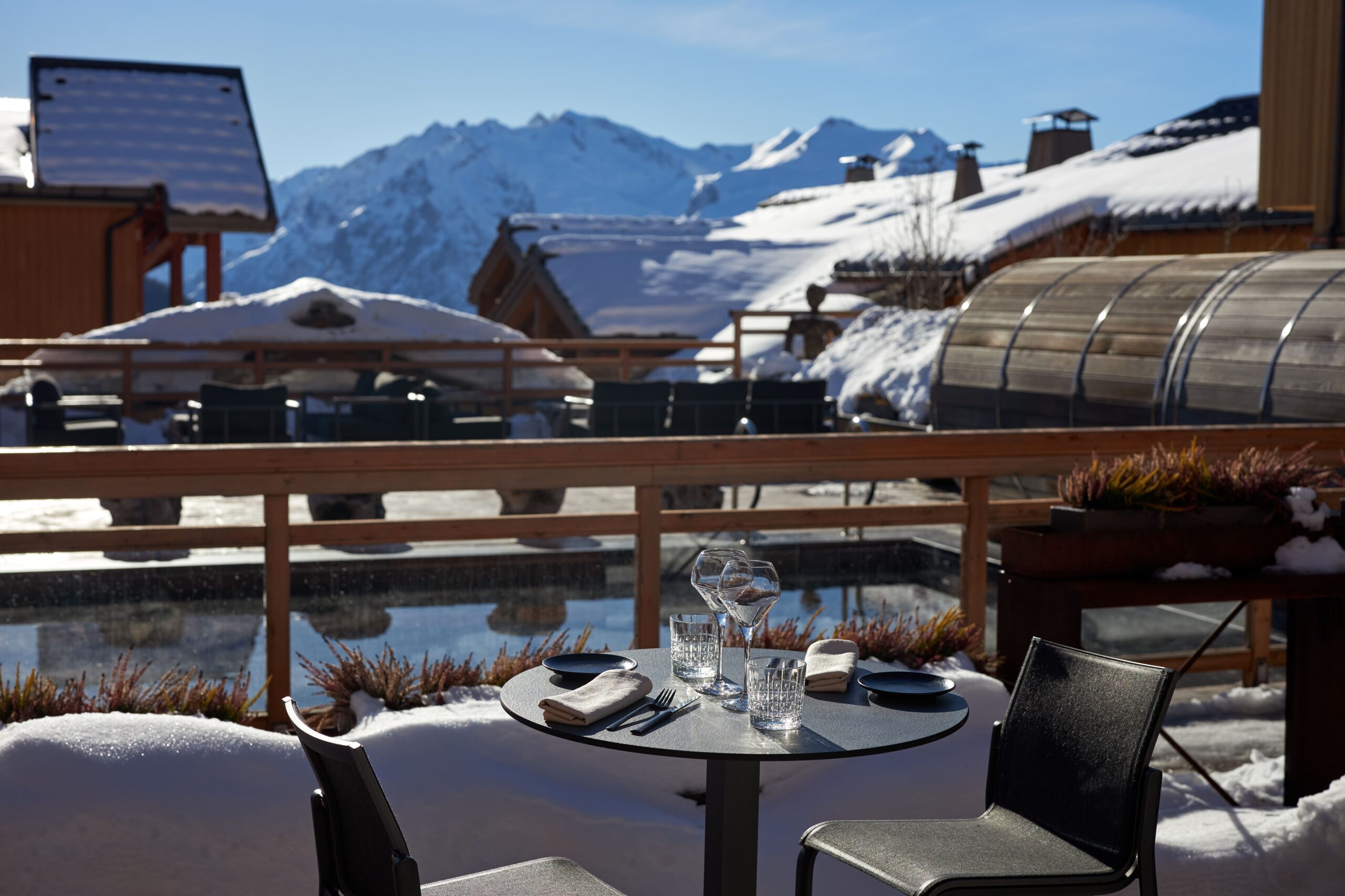 Ferme d'Hubert - terrasse hiver - hôtel Grandes Rousses - Alpe d'Huez (3).jpg