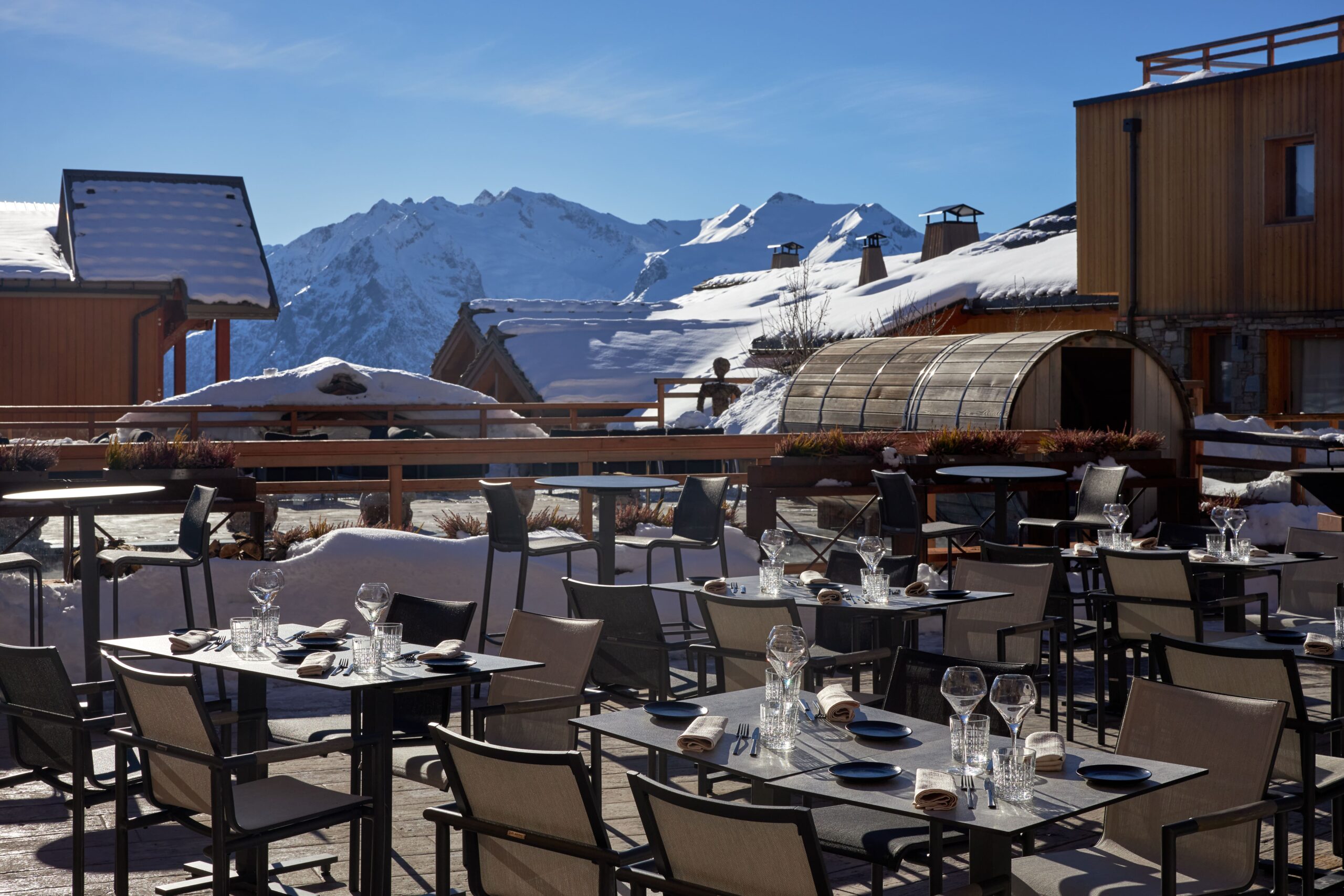 Ferme d'Hubert - terrasse hiver - hôtel Grandes Rousses - Alpe d'Huez (3).jpg